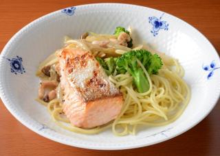 いかの塩辛を使った秋鮭ときのこのクリームパスタ